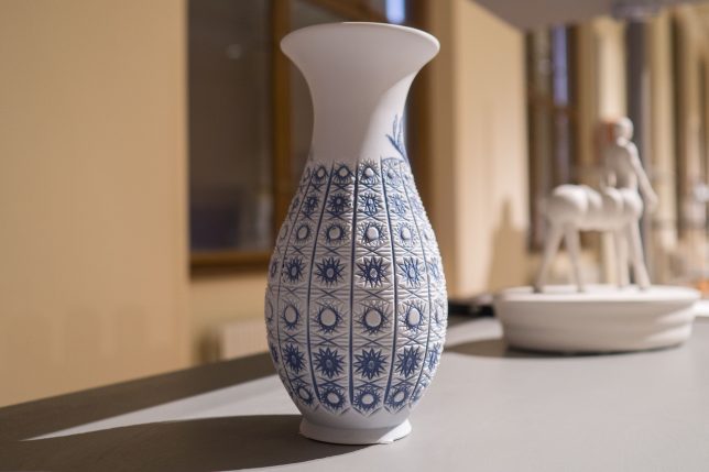 Markéta Kalivodová: "Vase from the Private Ritual Collection, diploma work" (2014). The decoration has been made by using the twelve-pointed cut stars that are typical for the decoration of crystal glass. On right the the work Simona Janišová: "Box from the Delos collection, diploma work" (2012) (c) Minerva Juoahti 